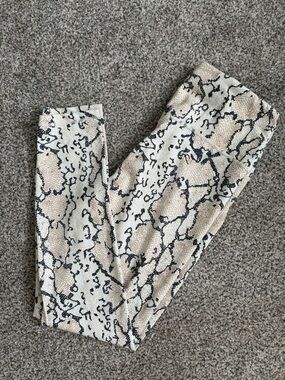 Allfenix Women's Neutral Snake Print Leggings - Beige & Black